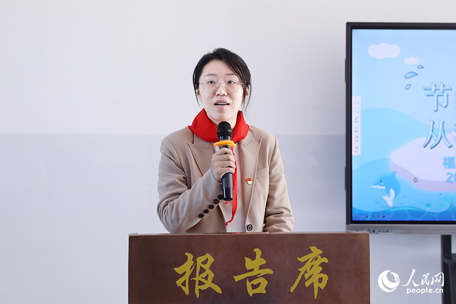 福建省水利廳直屬機關(guān)團委書記、水資源管理處副處長劉奇在主題班會上授課。人民網(wǎng) 陳永整攝