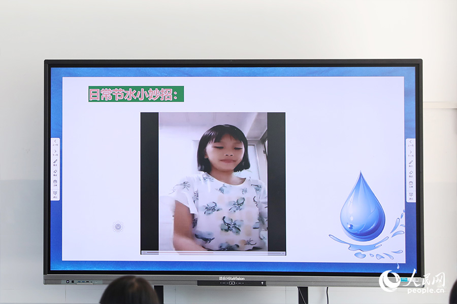 多媒體大屏上展示的是朱溪小學征集來的學生日常節(jié)水小妙招視頻。人民網(wǎng) 陳永整攝