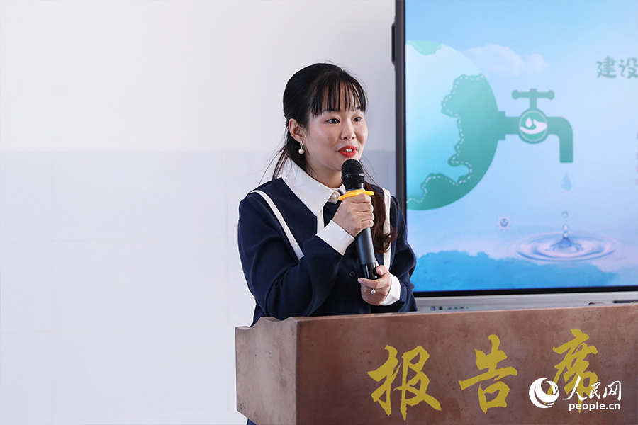 朱溪小學辦公室主任胡惠清介紹校園節(jié)水德育工作情況。人民網(wǎng) 陳永整攝