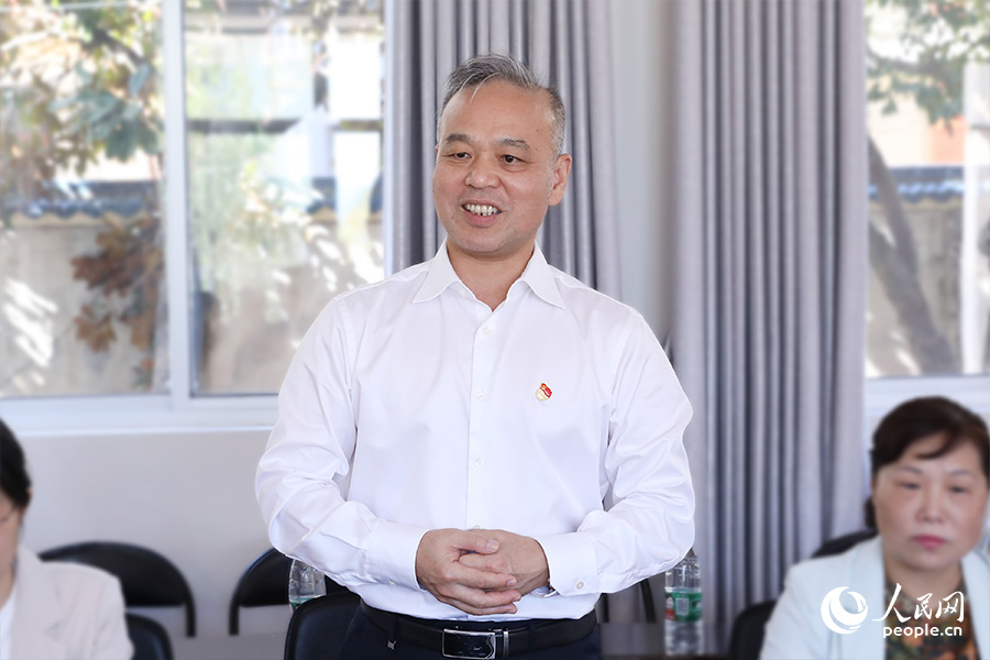 福建省水利廳一級巡視員丘汀萌在愛心助學座談會上致辭。人民網(wǎng) 陳永整攝