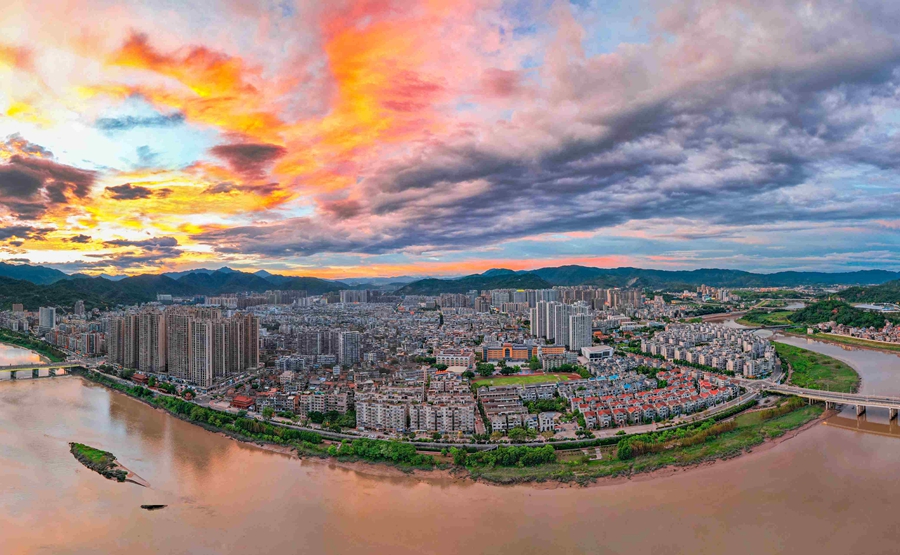 敖江兩岸生態(tài)公園串珠成鏈，打造“山青水秀、文盛景美”的現代化活力水岸。連江縣融媒體中心供圖
